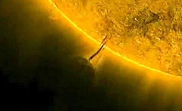 太阳轨道器拍到神秘事件：巨型X状UFO溅起巨大火舌，地球差点遭殃
