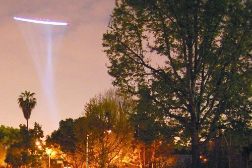 安徽的夜空中出现了大量不明飞行物 背后的真相是什么