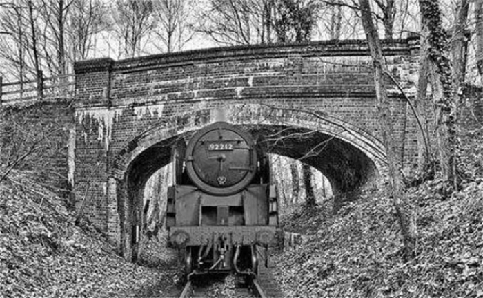 87年前！一百多人坐上“幽灵火车”，直到五十八年后火车才被找到