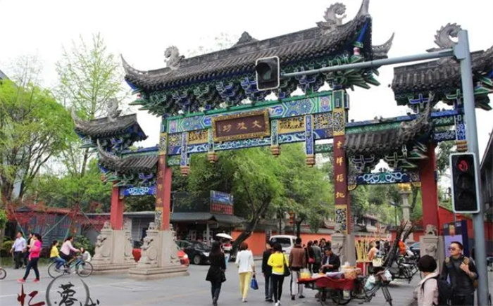 中国香火最旺的寺庙，一天涌进超60万人朝拜，香灰都得用卡车来拉